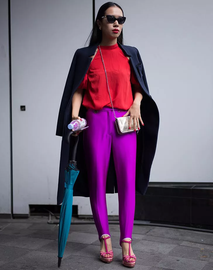 Девушка в фиолетовых брюках и красном топе