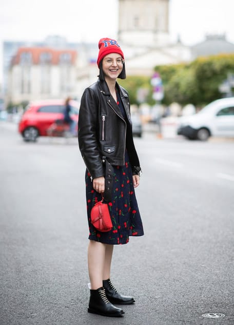 Девушка в куртке косухе, котинки и красная сумочка