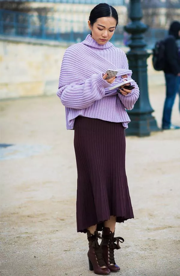 Девушка в лавандовом свитере и фиолетовой трикотажной юбке
