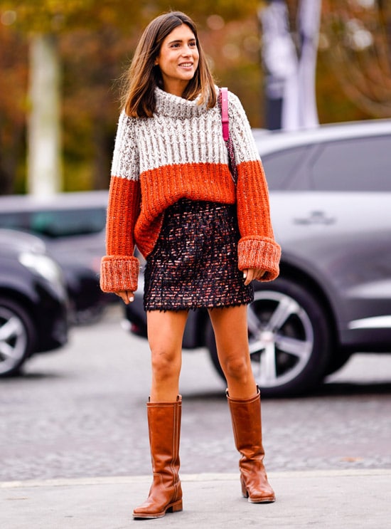Девушка в мини юбке и уютном свитере
