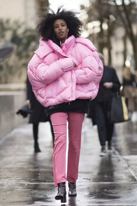 Девушка в розовом пуховике оверсайз и розовых брюках