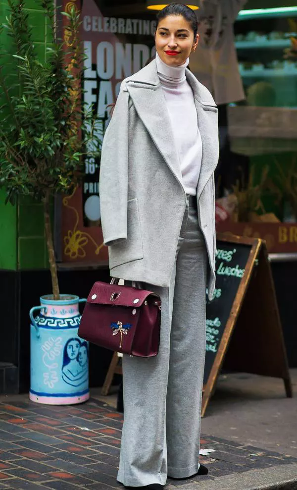 Девушка в серых брюках, водолазка и серое пальто