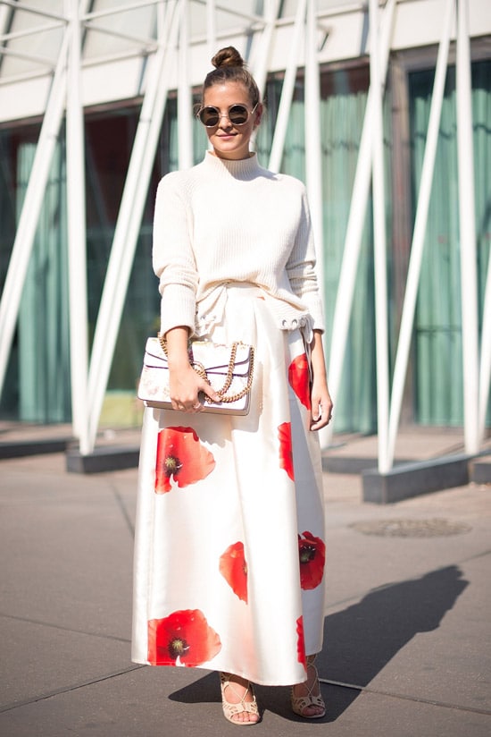 Девушка в юбке макси с цветами, белая водолазка и сумочка