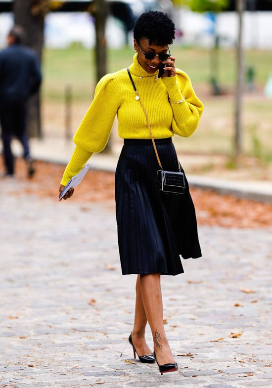 Девушка в юбке миди и желтом свитере