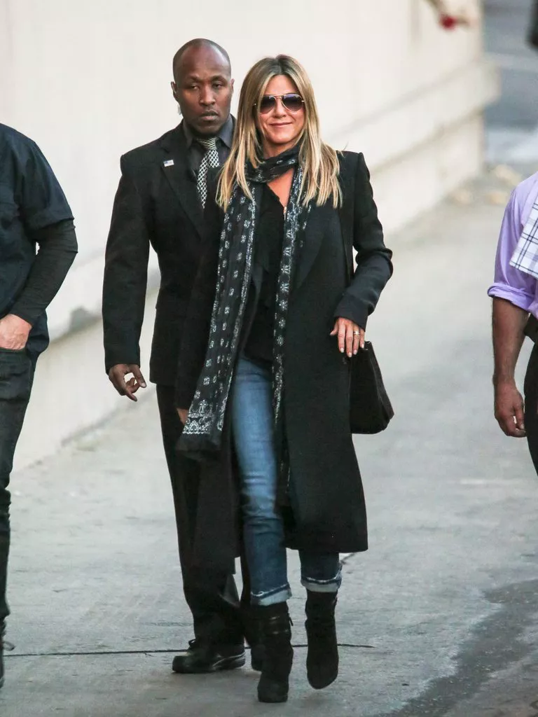 Дженнифер Энистон в черном пальто, джинсы и шарф