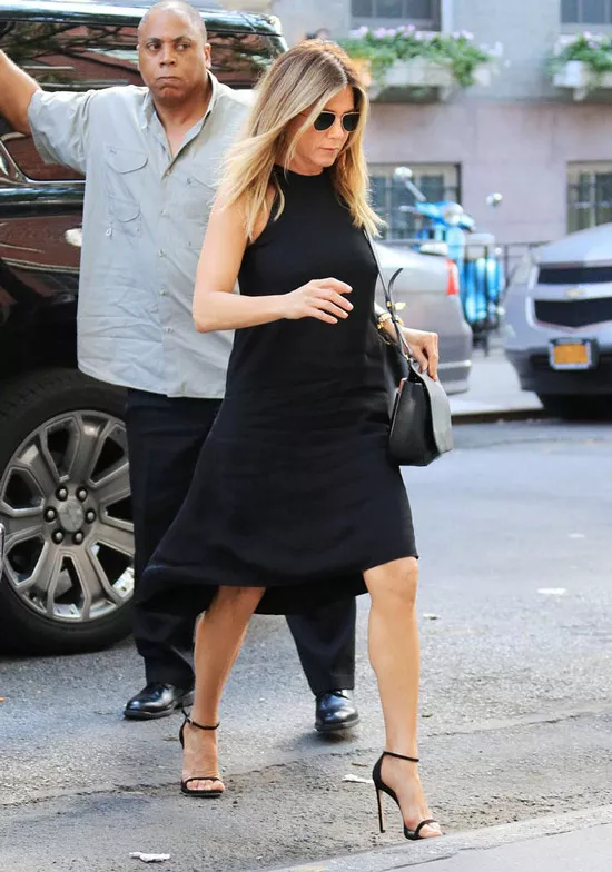 Дженнифер Энистон в черном платье, босоножки