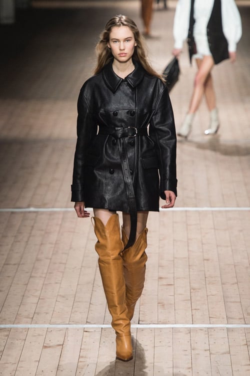 Модель в кожаной куртке с поясом на показе Isabel Marant