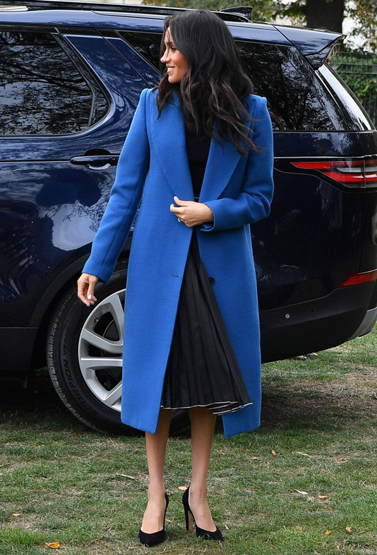 Меган Маркл в синем пальто, черная юбка и туфли
