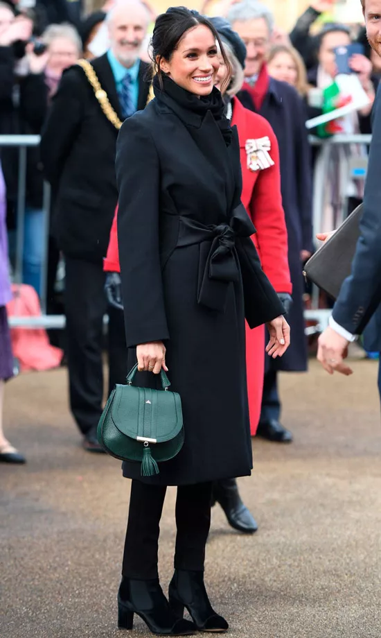 Меган Маркл в черном пальто с поясом
