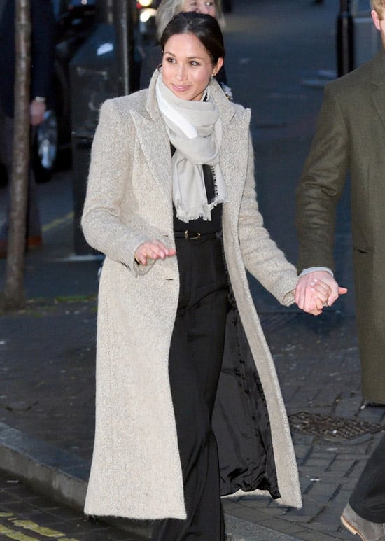 Меган Маркл в простом сером пальто