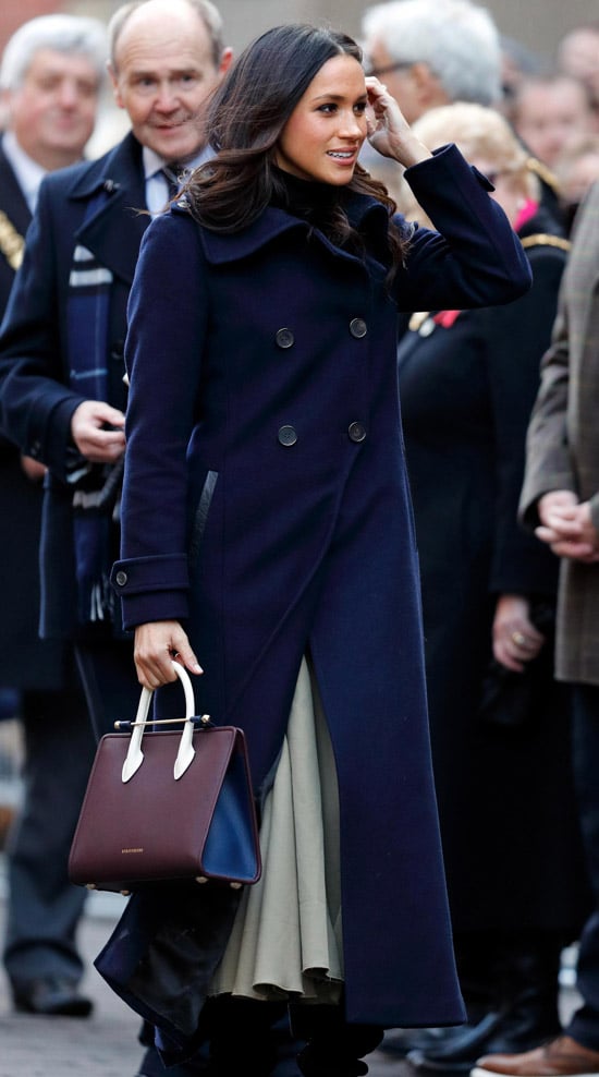 Меган Маркл в синем длинном пальто