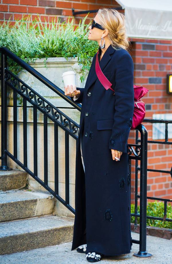 Мери-Кейт Олсен в черном длинном пальто