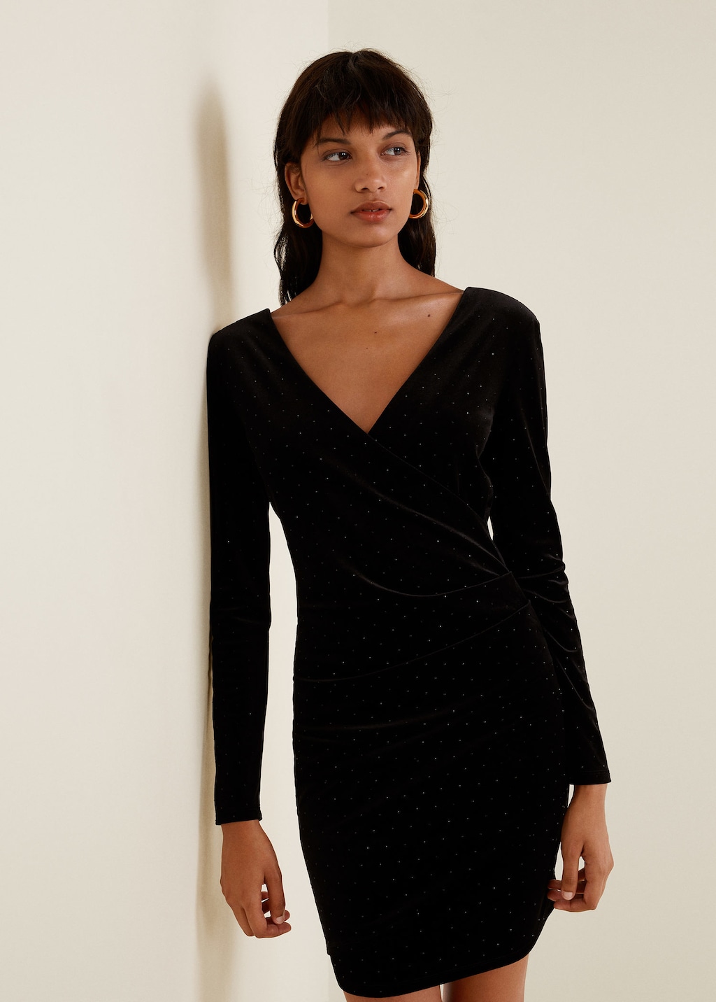 Модель в черном бархатном платье с длинными рукавами