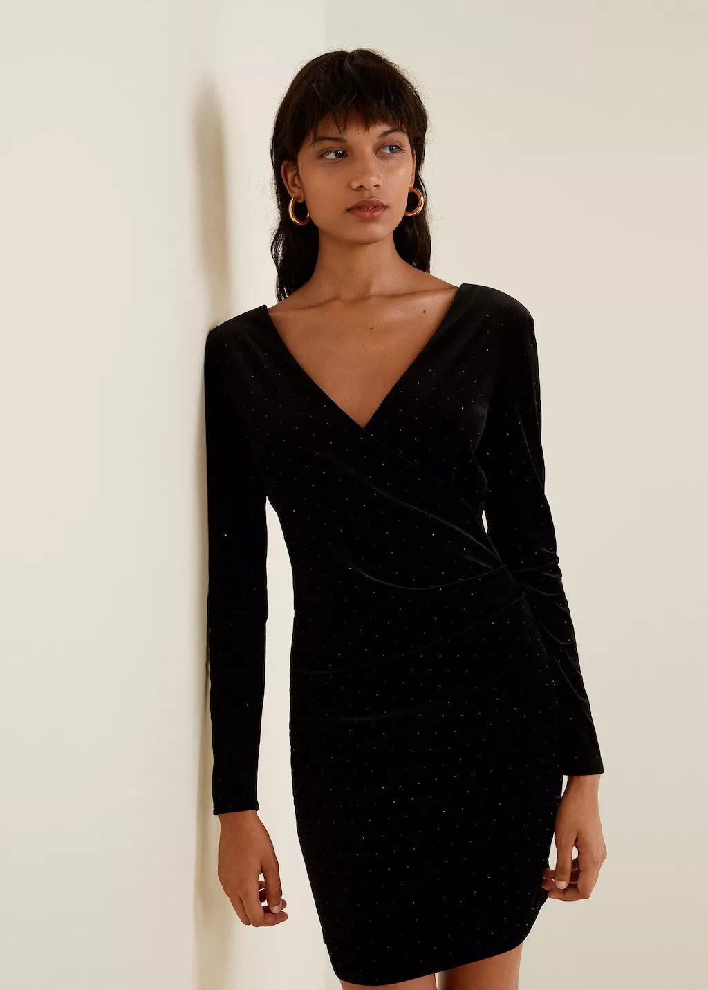 Модель в черном бархатном платье с длинными рукавами