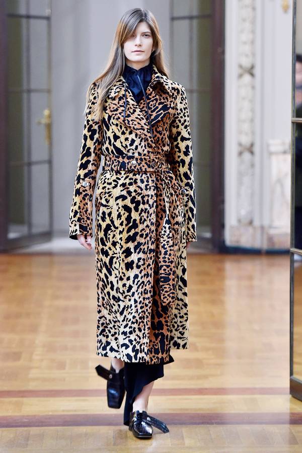 Модель в леопардовом пальто с поясом