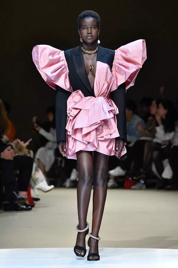 Модель в розовом необычном мини платье