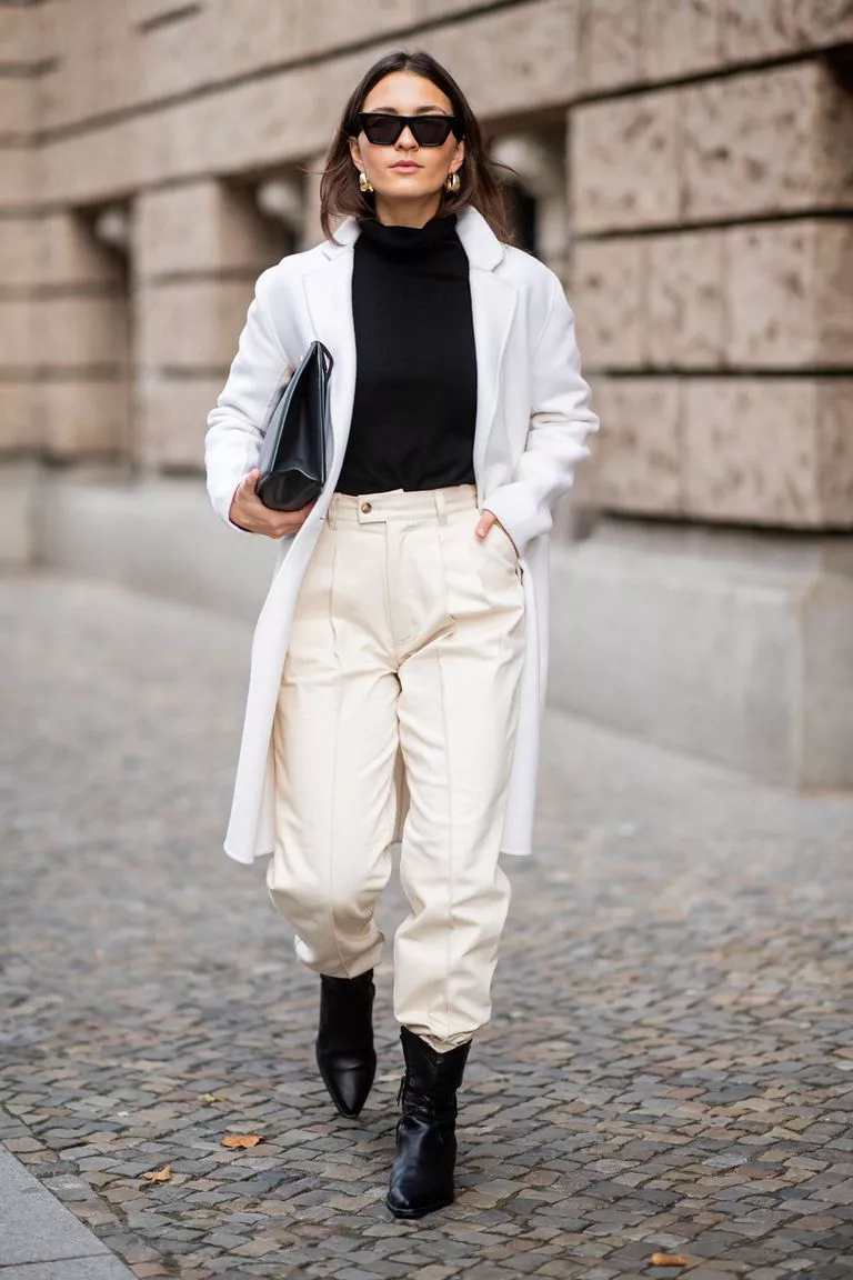 Девушка в белом пальто, брюки и черные ботильоны