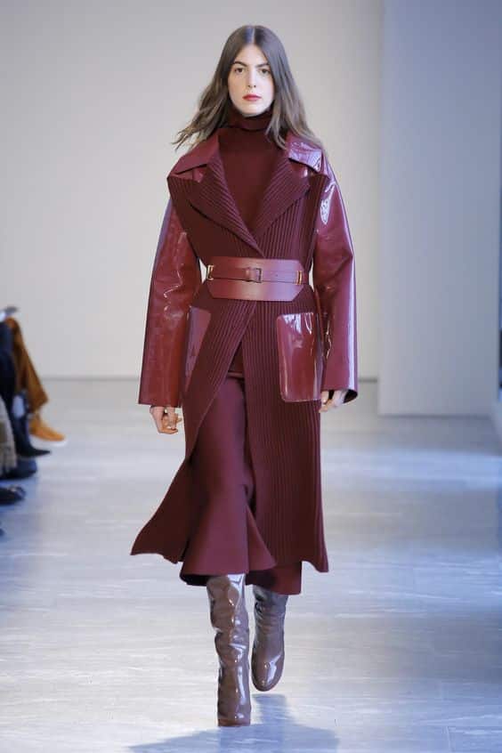 Девушка в бордовом пальто с оясом, бежевые сапоги