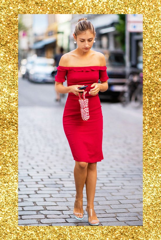 Девушка в красном облегающем платье футляр