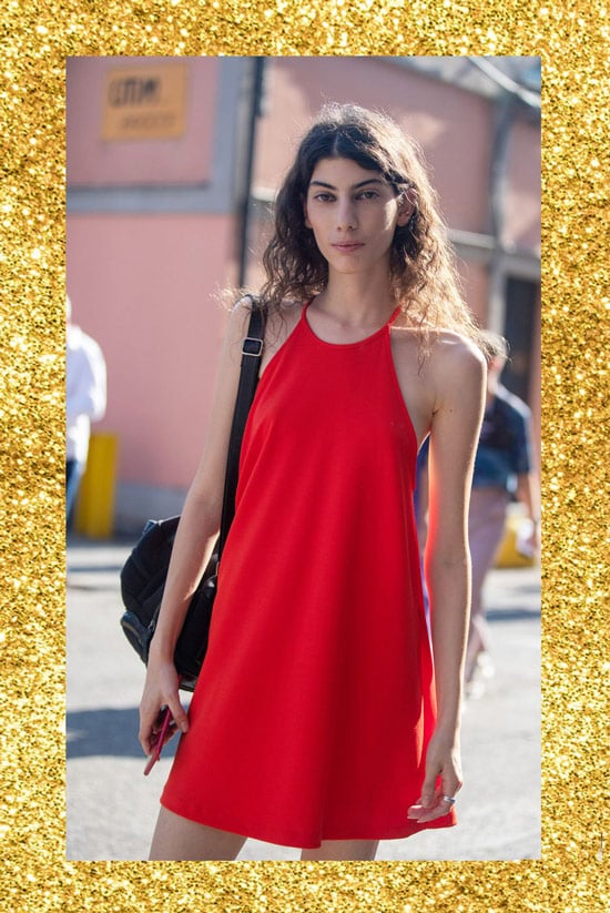 Девушка в красном свобдном мини платье