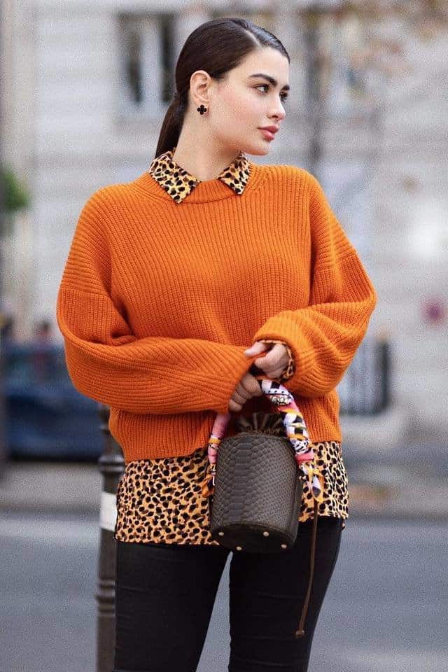 Девушка в оранжевом свитере и леггинсах