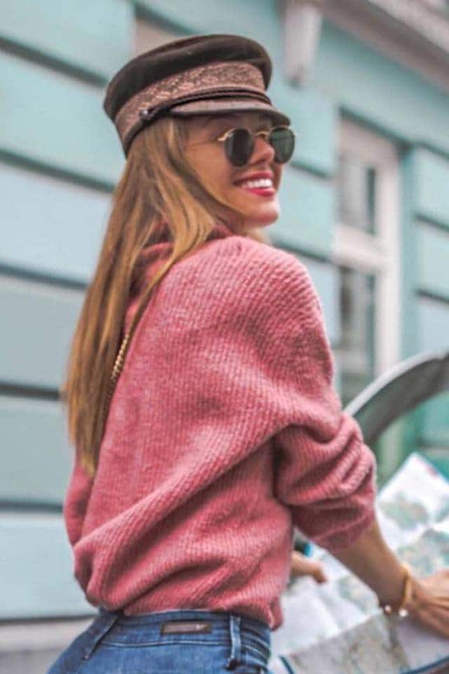 Девушка в розовом свитере и кепке
