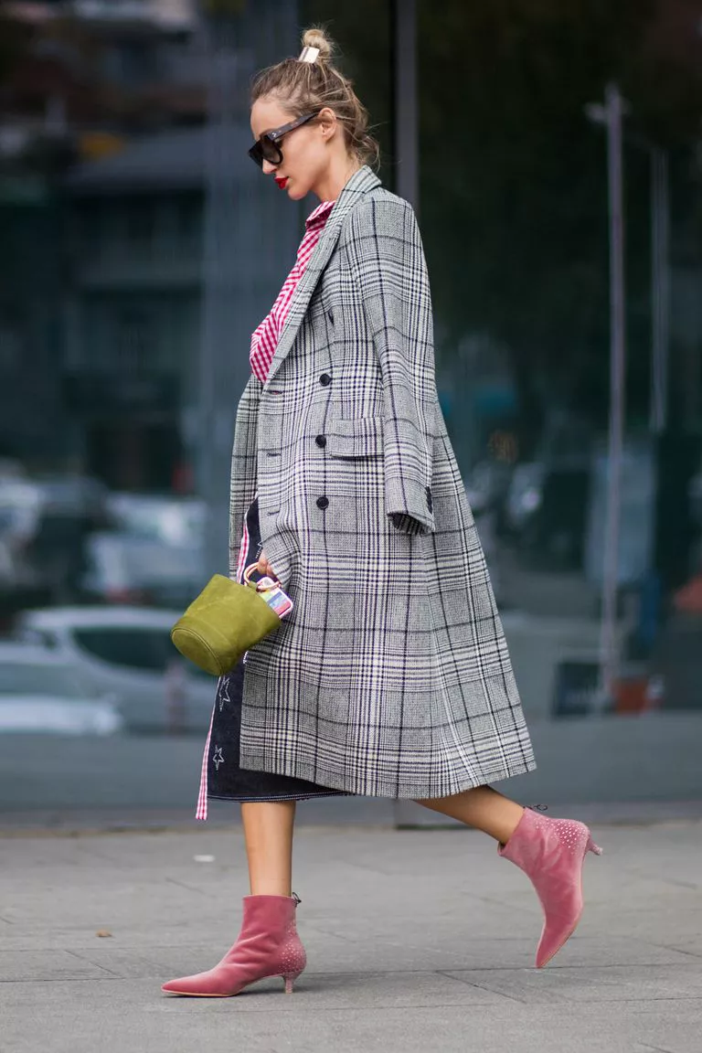 Девушка в сером пальто в клетку и розовых ботильонов