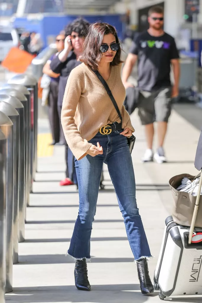 Jenna Dewan в укороченных джинсах, бежевый джемпер и ботильоны