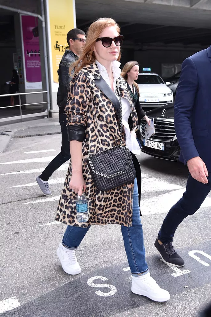 Jessica Chastain в джинсах и леопардовое пальто