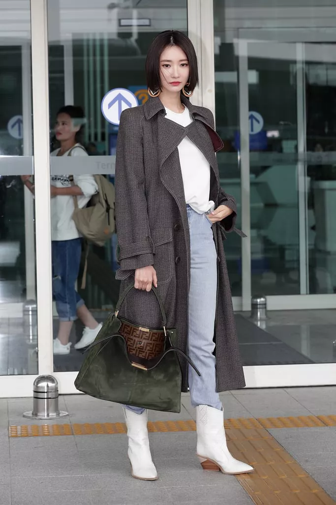 Koh Joon Hee в серых брюках, белая футболка и серое пальто