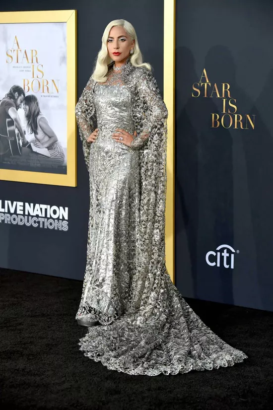 Леди Гага в красовом серебристом платье с подолом