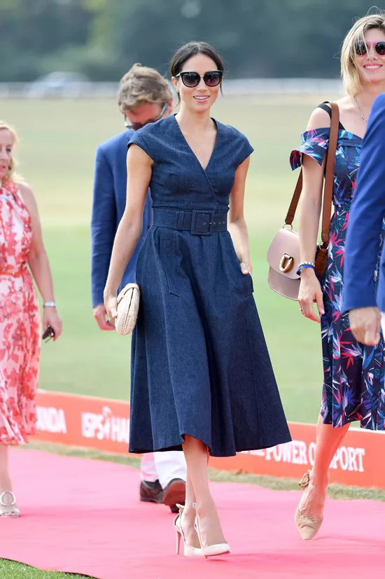 Меган Маркл в синем платье миди с поясом
