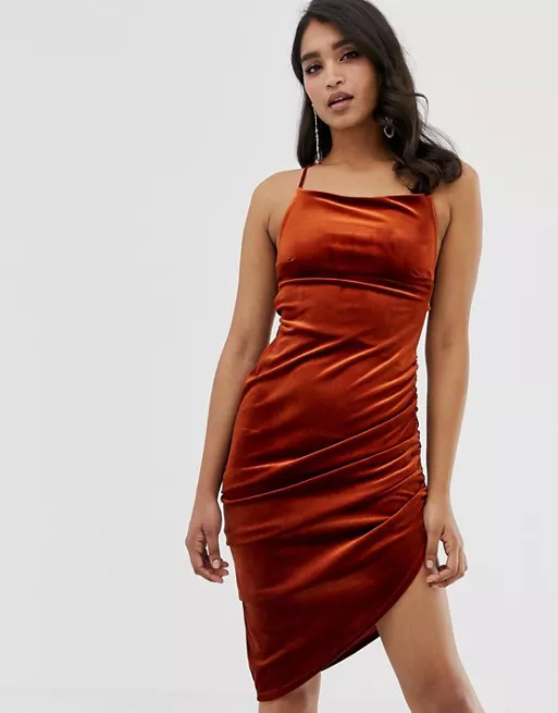 Модель в облегающем коричневом платье