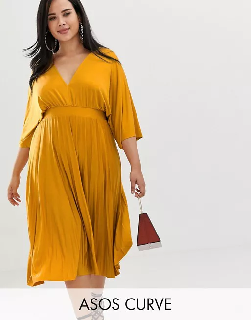 Модель в желтом платье миди
