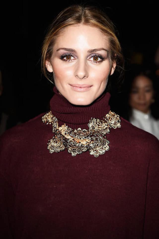 Оливия Палермо в бордовом свитере, ожерелье