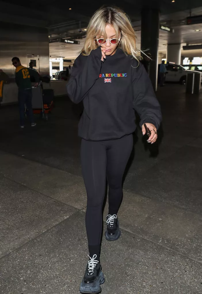 Rita Ora в черных леггинсах, толстовка и кроссовки