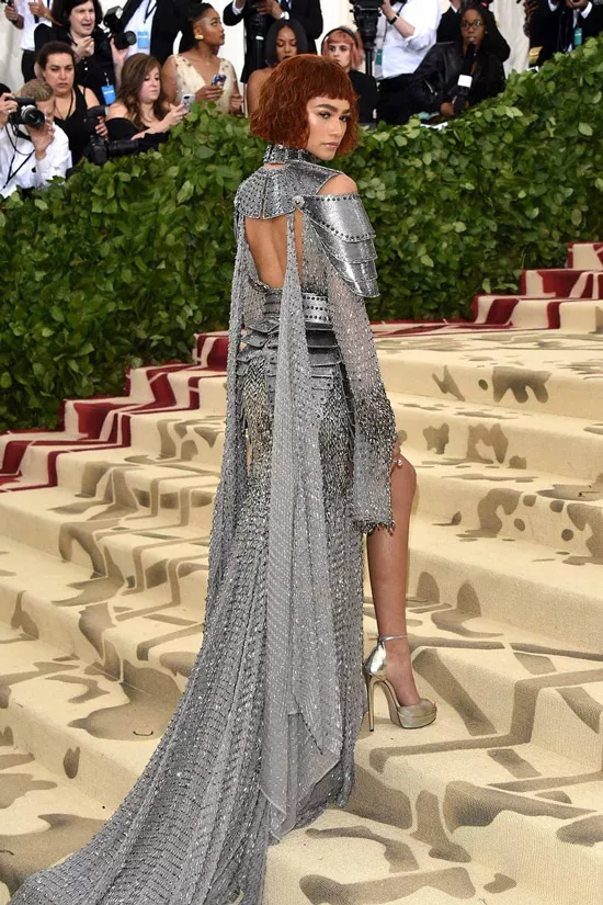 Зендая в необычном серебристом платье с длинным шлейфом