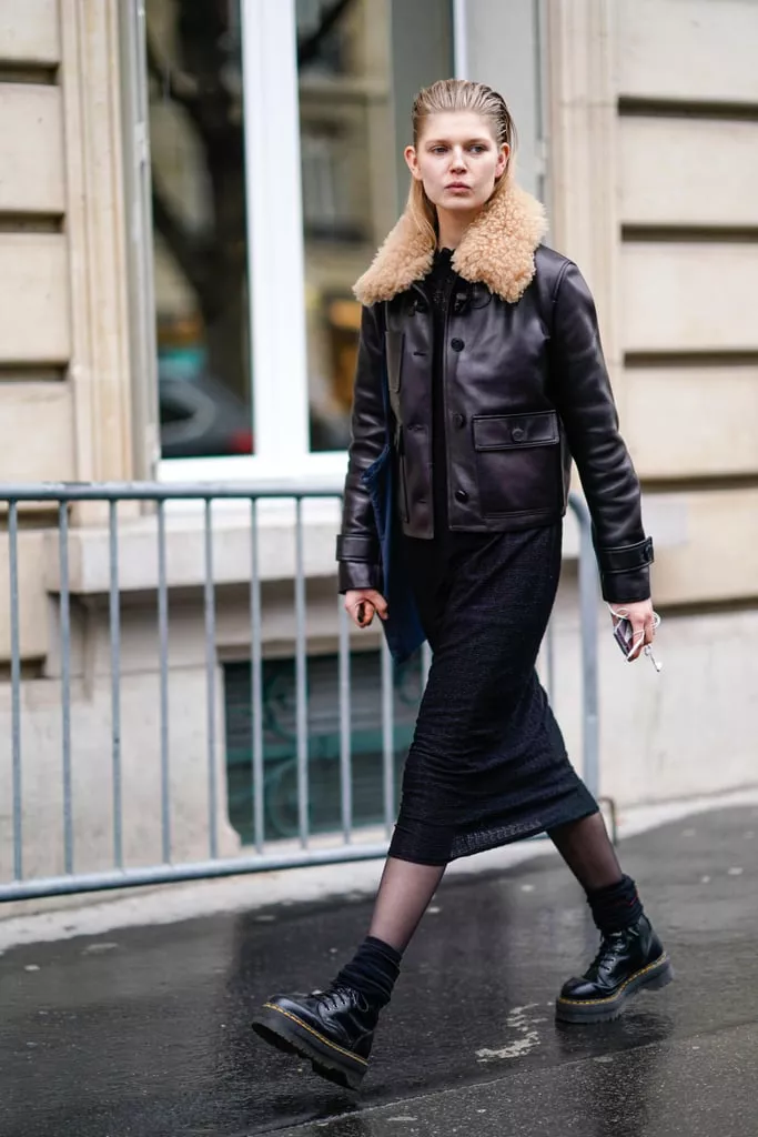 Девушка в черной обтягивающей юбке, куртка и ботинки