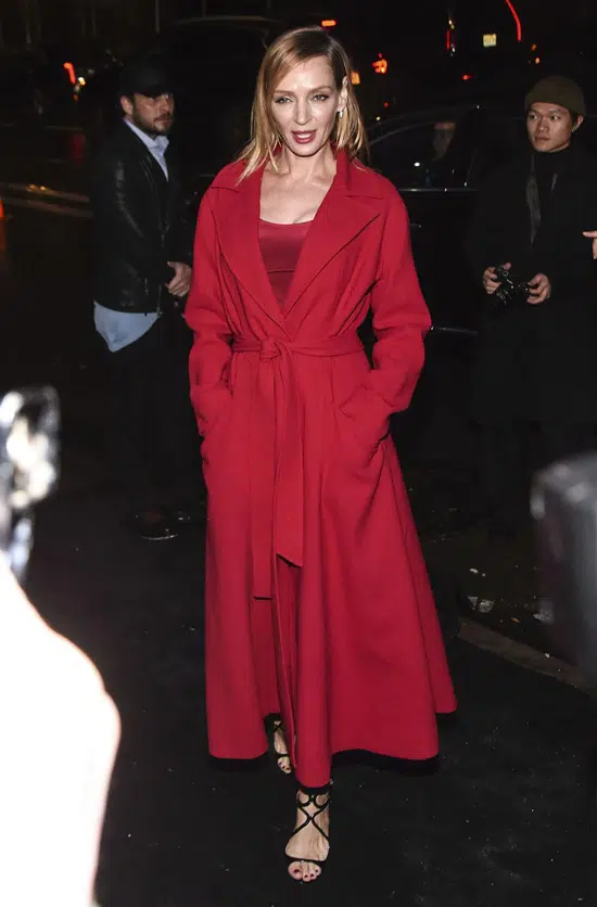 Девушка в длинном красном пальто с поясом и красном платье