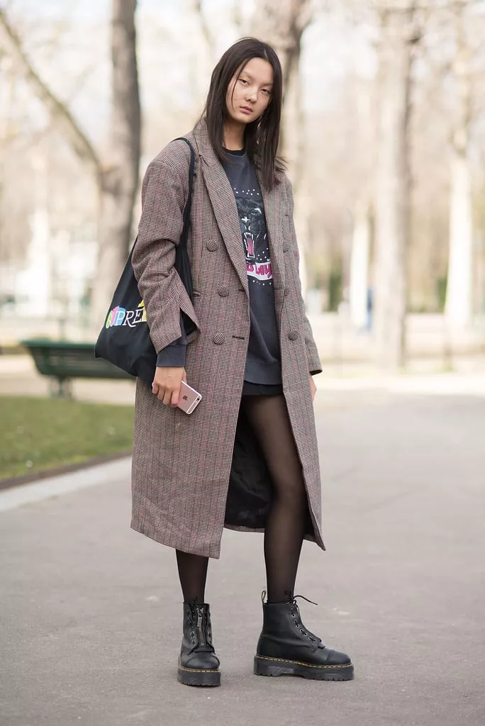 Девушка в коричневом пальто, мини юбка и ботинки