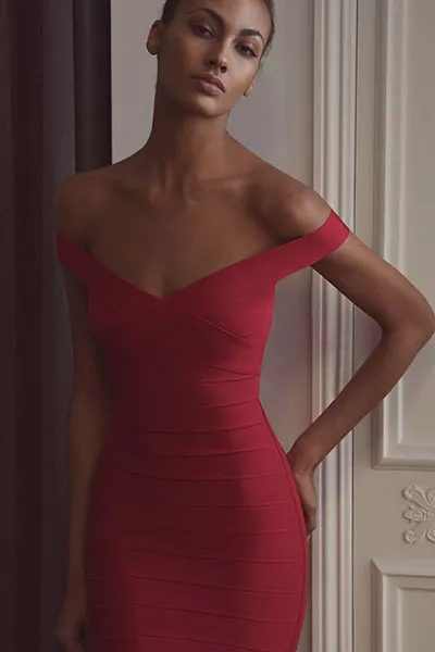 Девушка в красном бандажном платье