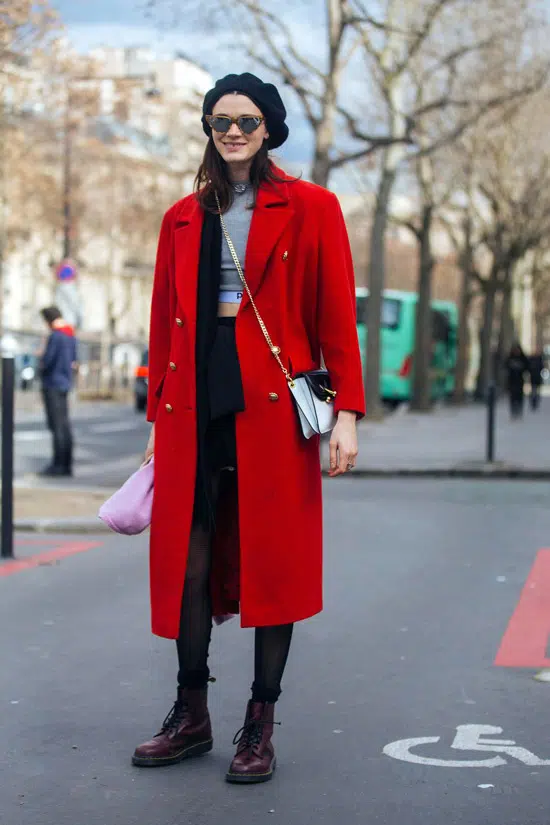 Девушка в прямом красном пальто, берет и ботинки 