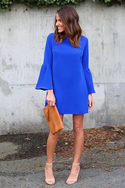 Девушка в синем мини платье с длинными рукавами