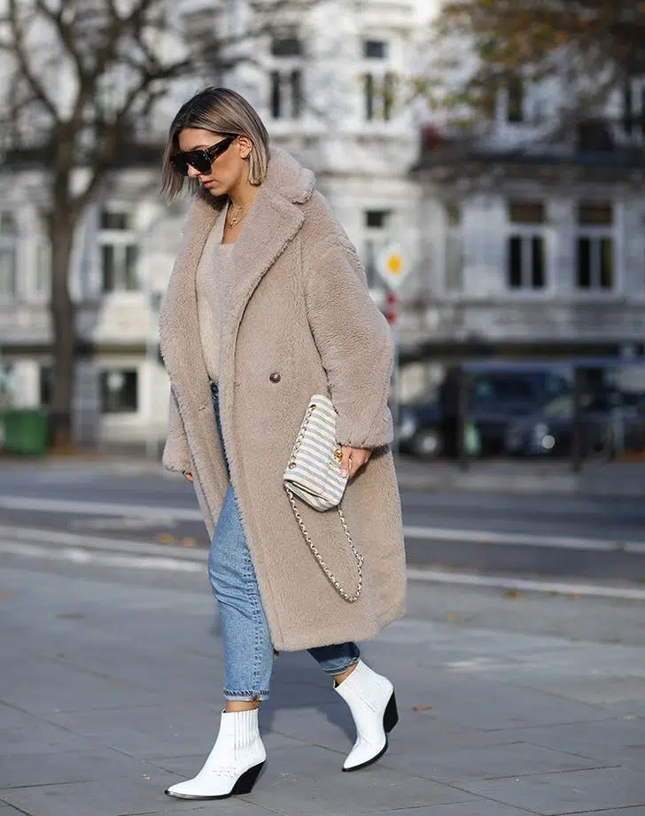 Девушка в укороченных джинсах, плюшевое пальто и белые ботильоны
