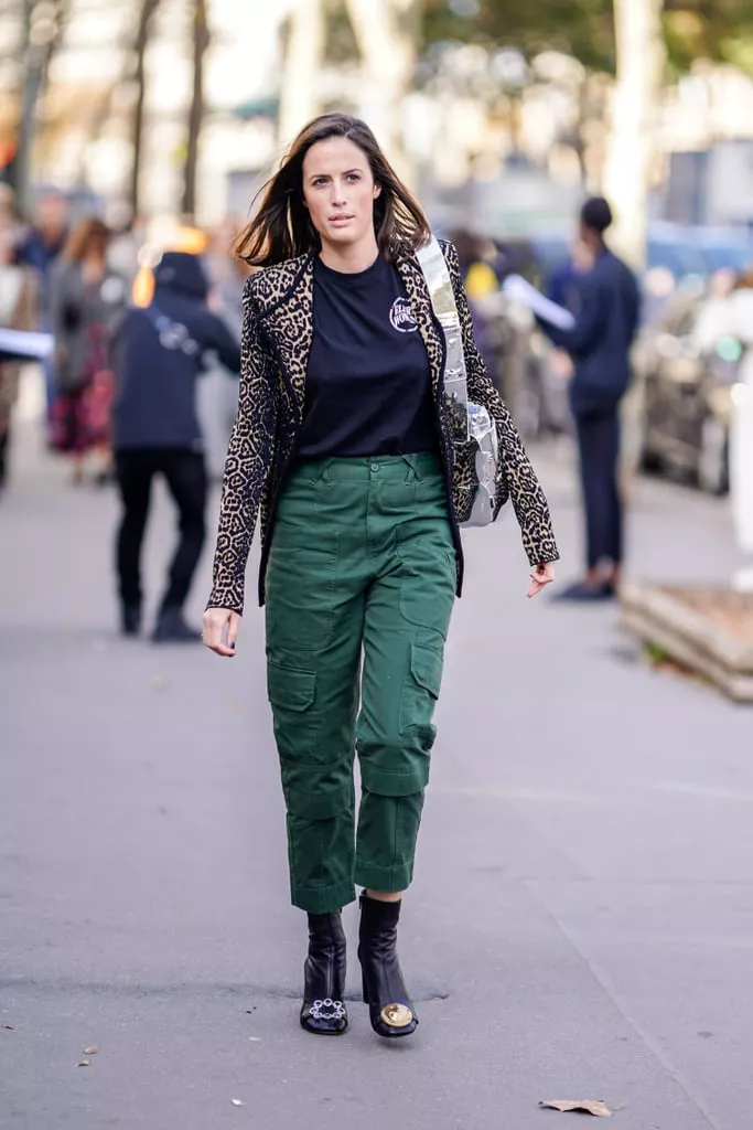 Девушка в зеленых брюках, леопардовый пиджак и ботильоны