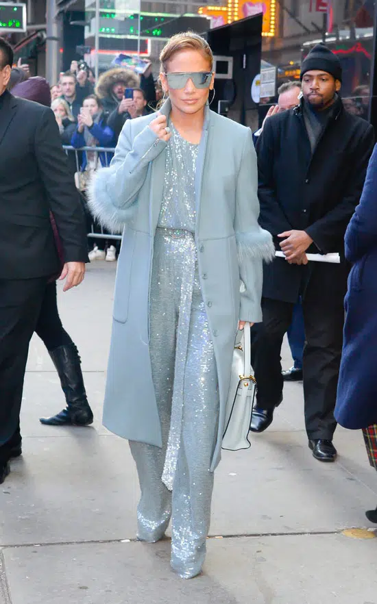 Дженнифер Лопес в голубом комбинезоне с лестками и пальто