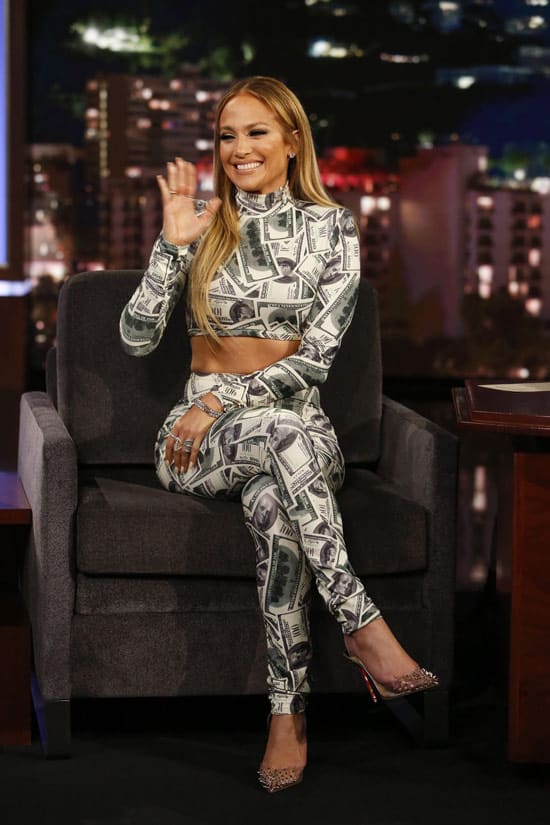 Дженнифер Лопес в костюме с денежным принтом