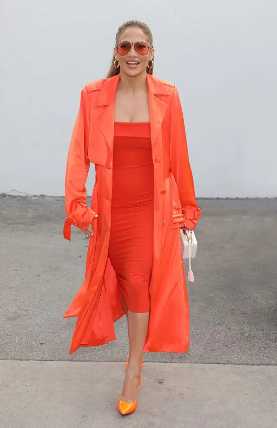 Дженнифер Лопес в оранжевом облегающем платье и плаще