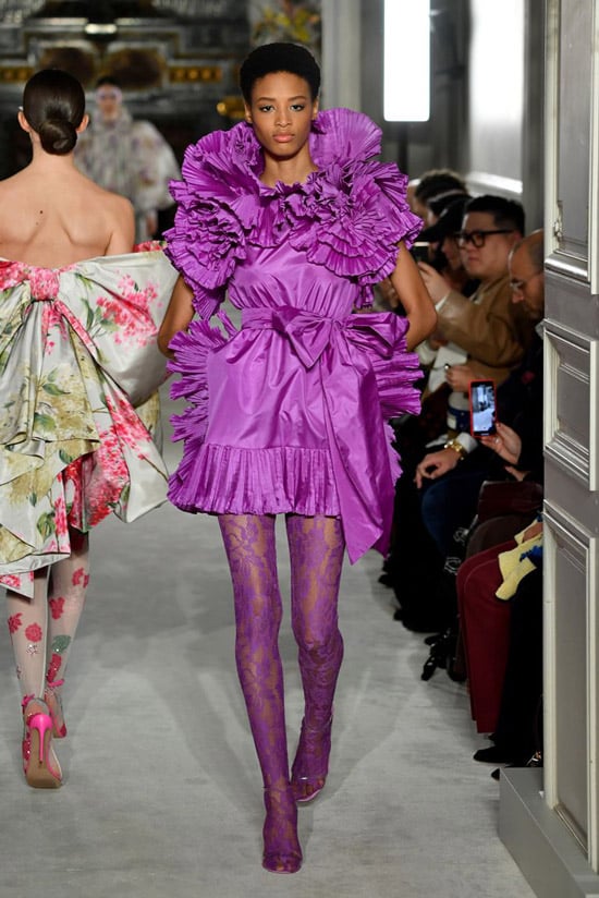 Модель в фиолетовом платье и фиолетовых кружевных колготках