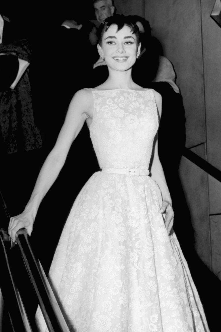 Одри Хепбёрн в кружевном платье с пышной юбкой и тонким поясом